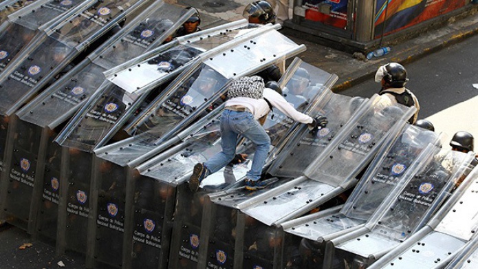 Dos muertos y decenas de heridos en las protestas en Caracas