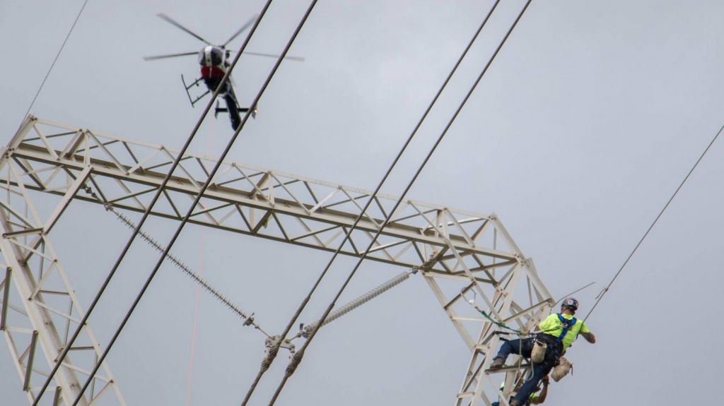Video: CompaÃ±Ã­a "White Fish" continÃºa trabajando para levantar torres elÃ©ctricas en Guayama 