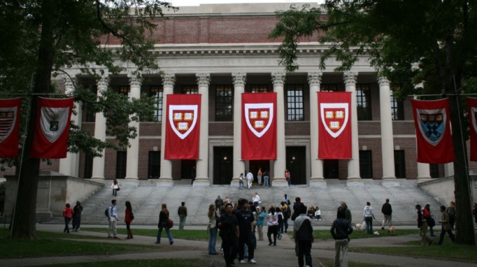 Universidad de Harvard es evacuada por reportes (no confirmados) de explosivos en cuatro edificios