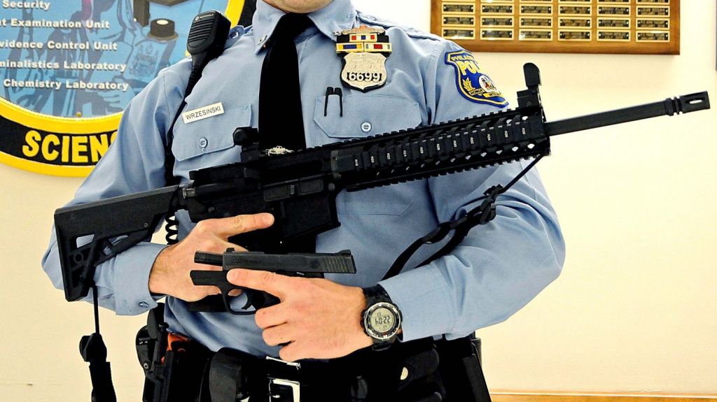  Detienen a un ni&ntilde;o de 12 a&ntilde;os armado con un AR-15 y a su hermano mayor con una pistola 