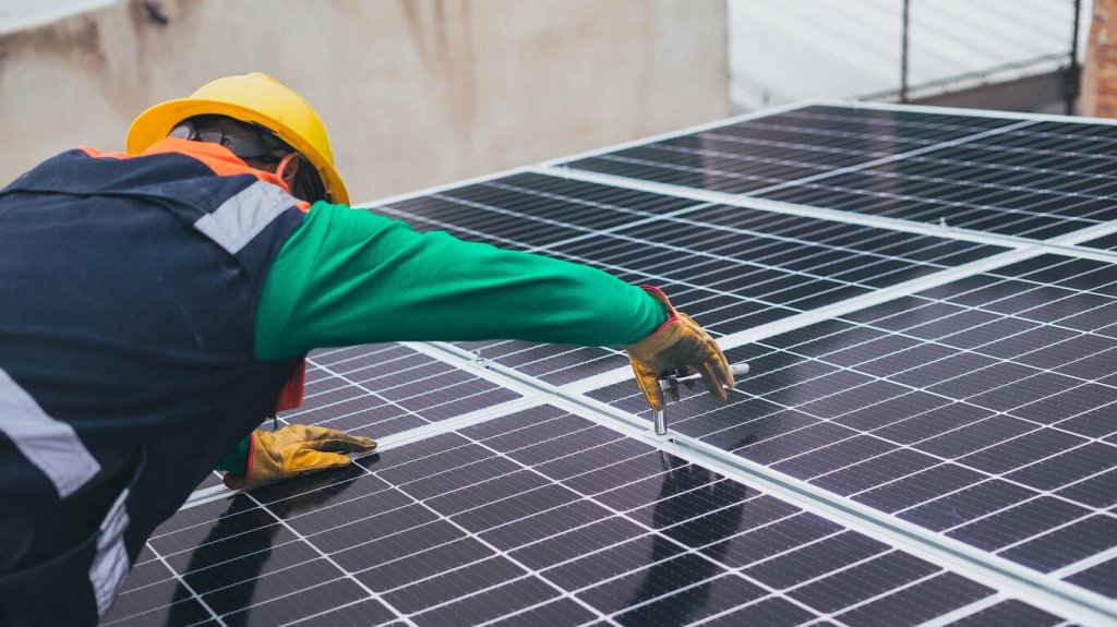  Pide a la C&aacute;mara investigar querellas por instalaciones de sistemas solares 