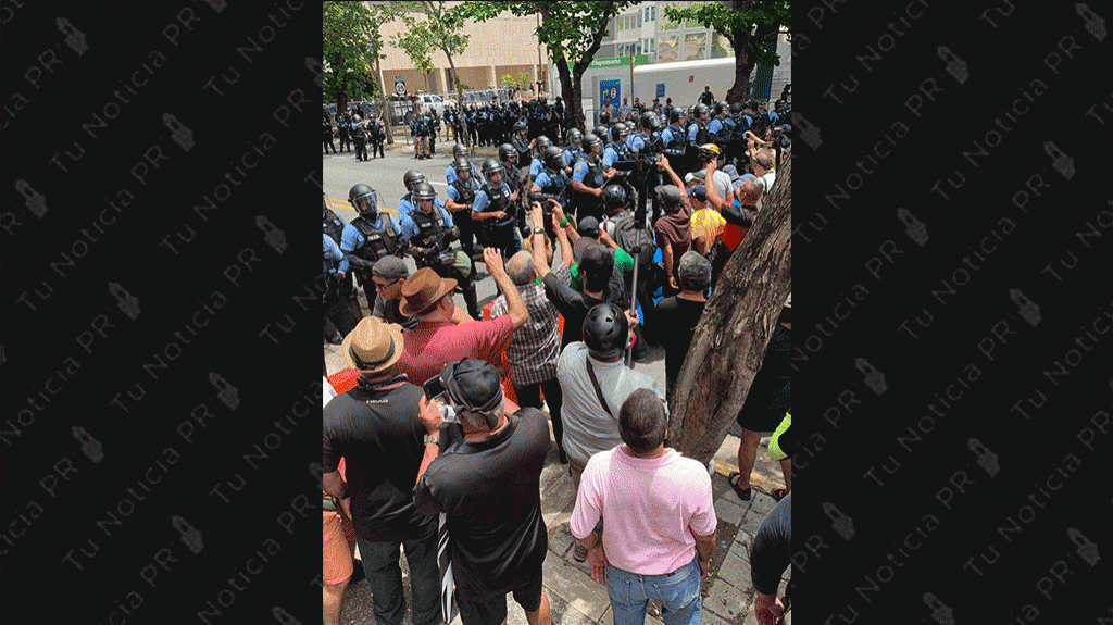  Llegan estudiantes para peticionar a la Uniformada remuevan vayas de seguridad en la Milla de Oro 