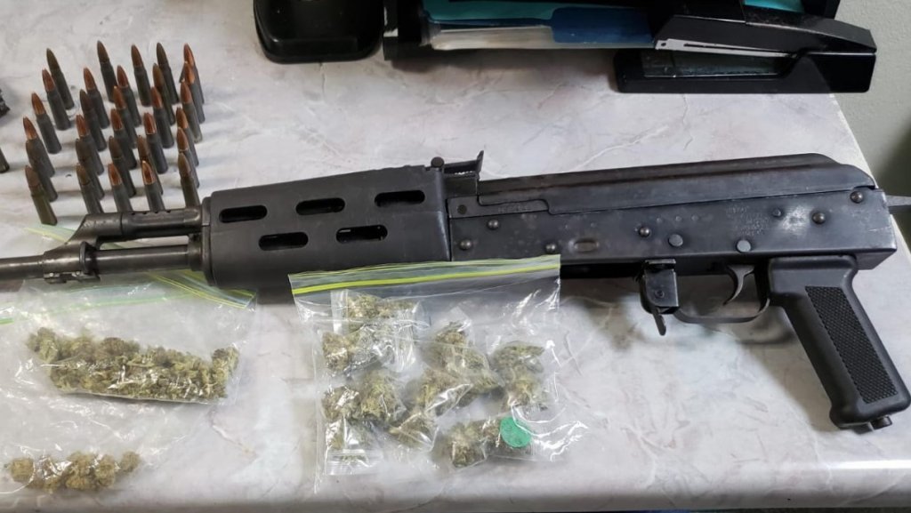  Arrestan a dos con un rifle y marihuana en playa de Humacao 