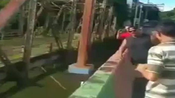 Video: Colapsa antiguo puente La Plata en Naranjito