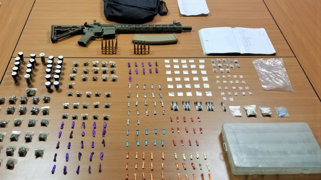  Hallan drogas, municiones y un rifle en residencial de Manat&iacute; 