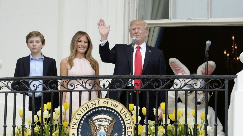  Trump y Melania asisten a misa en Florida por el domingo de Pascua 
