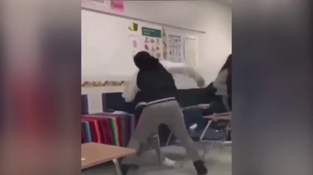  Video: Maestra sustituta golpea y pisa la cabeza de una alumna frente a otros menores en EE.UU. 