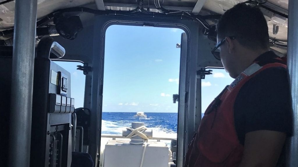  Guardia Costera rescata a tres turistas desde velero a la deriva frente a las costas de San Juan 
