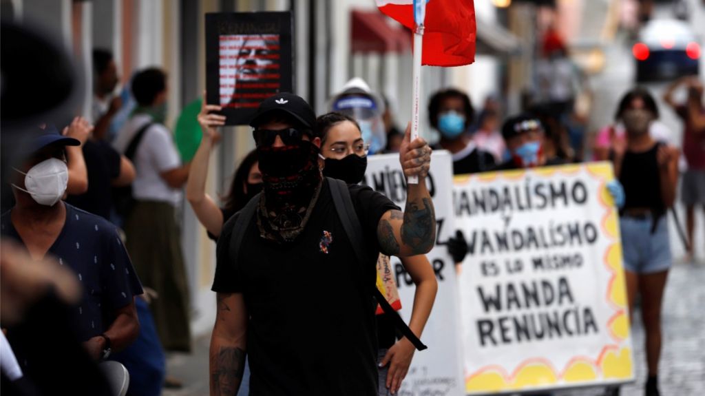  Varias personas se manifiestan para pedir renuncia de gobernadora de Puerto Rico 