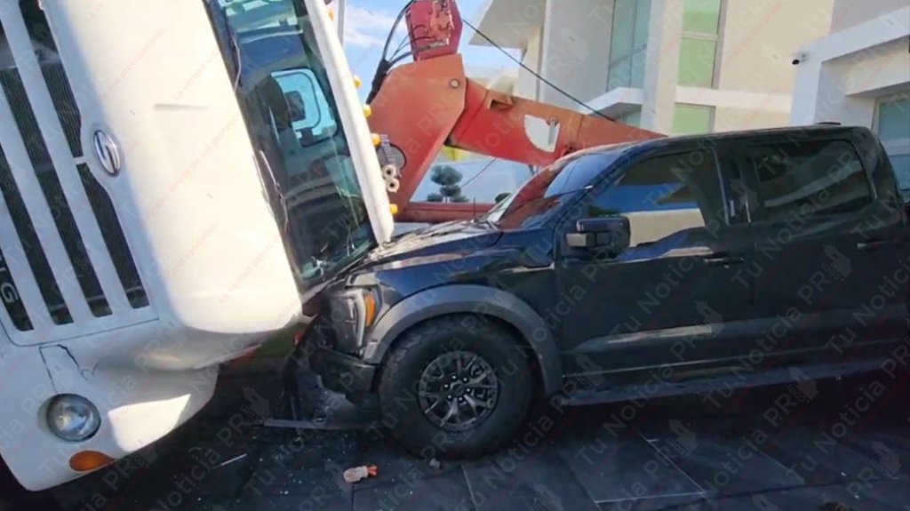  Video: Dos heridos al volcarse una gr&uacute;a que sub&iacute;a una planta en residencia de Guaynabo 