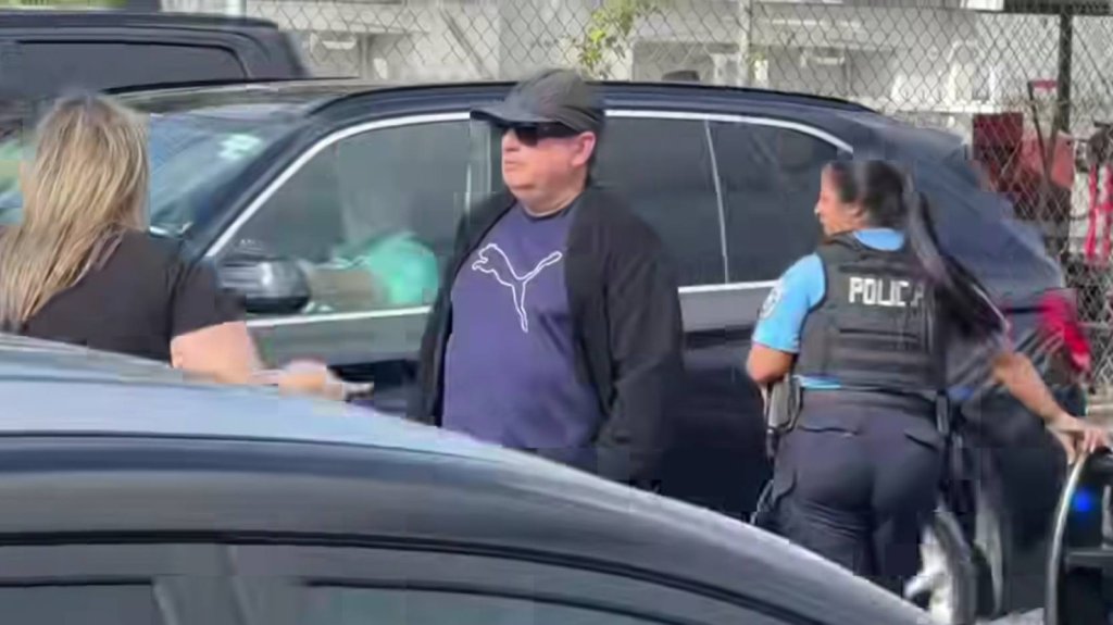  Fotos: &ldquo;Bejuco&rdquo; le da por detr&aacute;s con su Mustang a participante y fan&aacute;tica de PR Gana. 