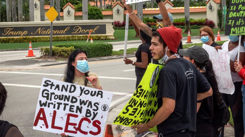  En medio de protestas, polic&iacute;as de Florida crear&aacute;n manual de uso de la fuerza 