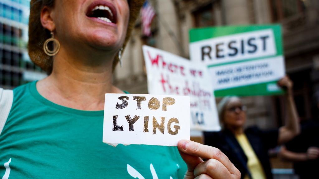  Denuncian separaciones forzosas en centros de detenci&oacute;n familiar en Texas 