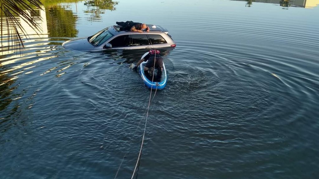  Fotos: Rescatan guardia de seguridad que cay&oacute; en lago de Levittown 