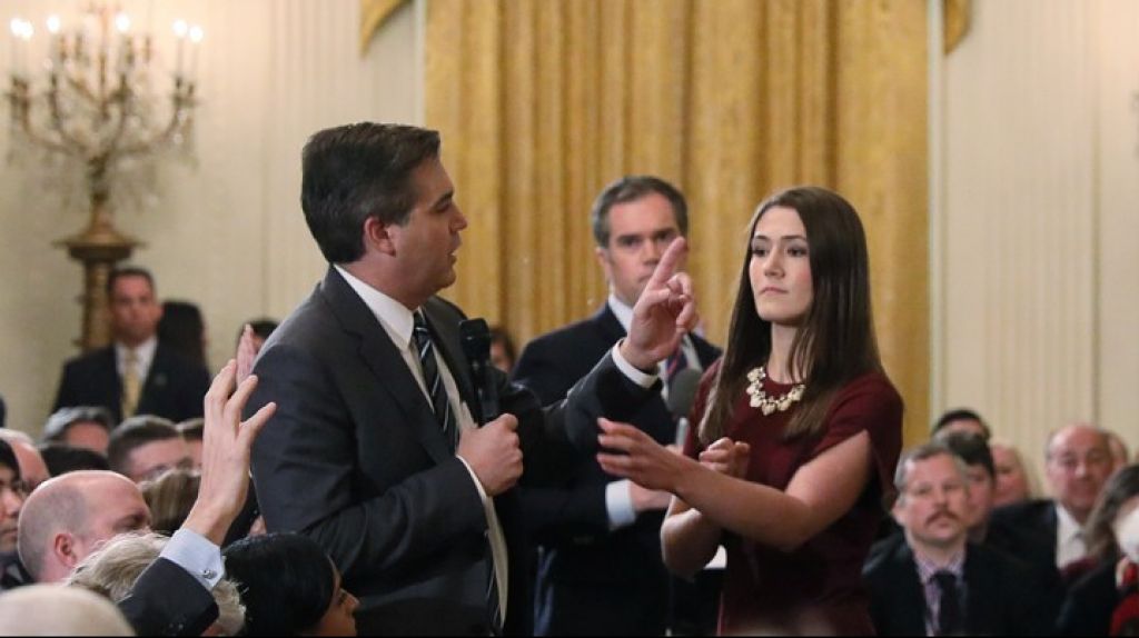  La Casa Blanca alter&oacute; video para exagerar forcejeo de reportero 