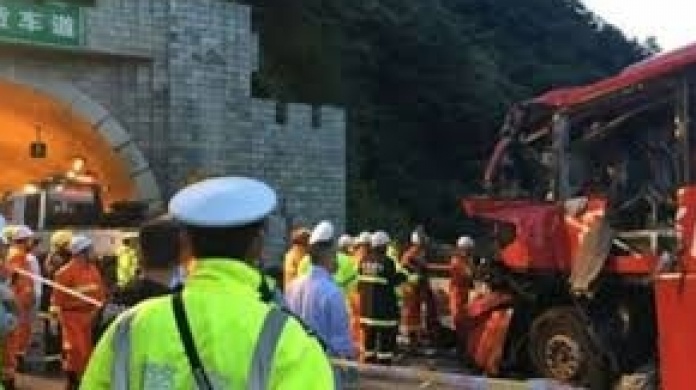 Video: Un accidente de un autobÃºs en un puente deja 36 muertos y 13 heridos en China