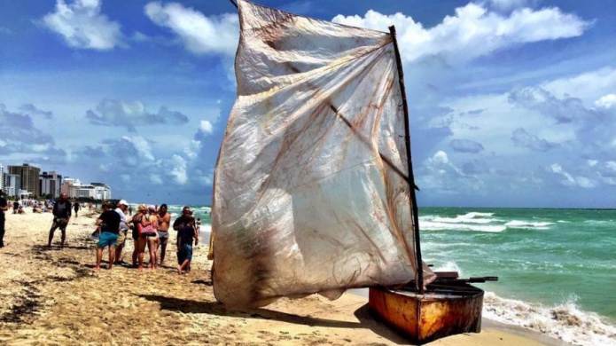 Doce cubanos llegan en precaria balsa a la playa de Miami Beach