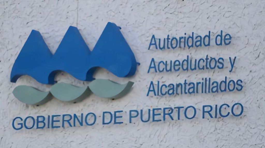  AAA trabaja en nueva rotura detectada en l&iacute;nea de agua potable en la Calle Miramar 