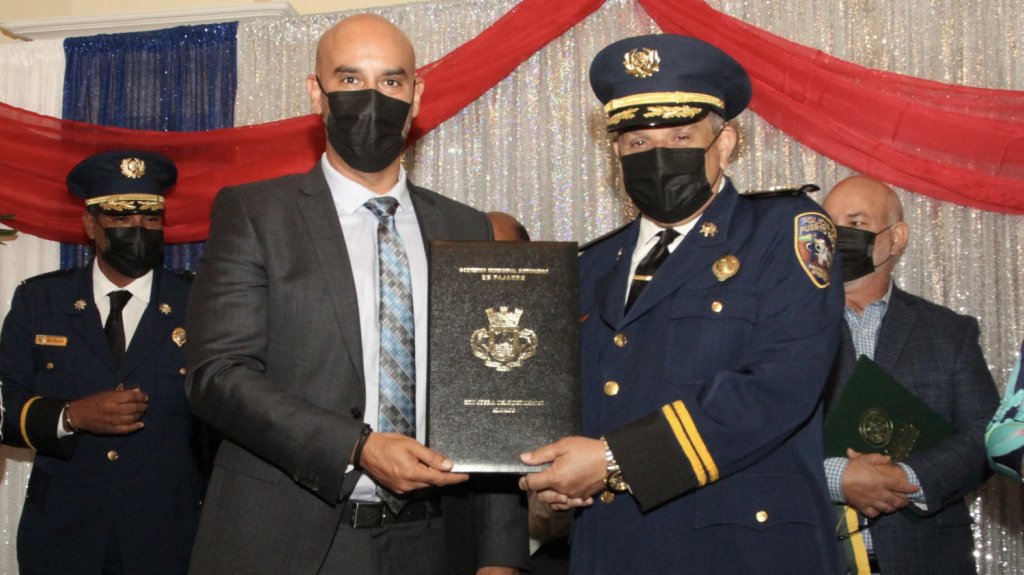  Celebra alcalde de Fajardo la Semana de la Polic&iacute;a con reconocimientos a oficiales 