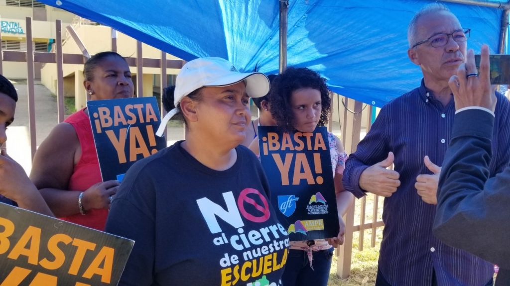  Establecen campamento para mantener abierta escuela elemental de San Felipe en Salinas 