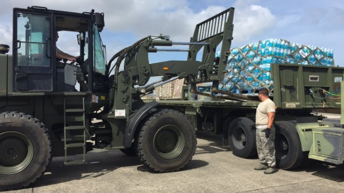 Video: 7 camiones del Army llenos de comida y agua en camino a varios pueblos 