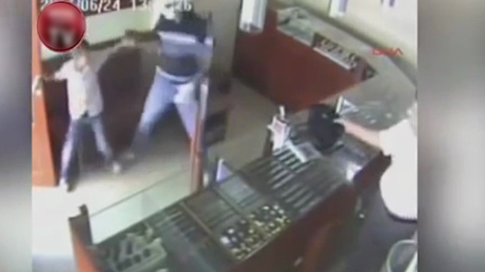 Video: Un niÃ±o de 12 aÃ±os impide un robo armado con dos movimientos de karate