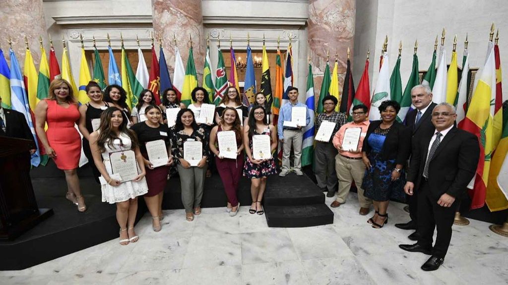  Senado otorga becas a 312 graduados de escuela superior 