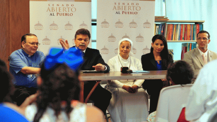 OrganizaciÃ³n hispana ofrece importante donativo y becas a 
estudiantes
