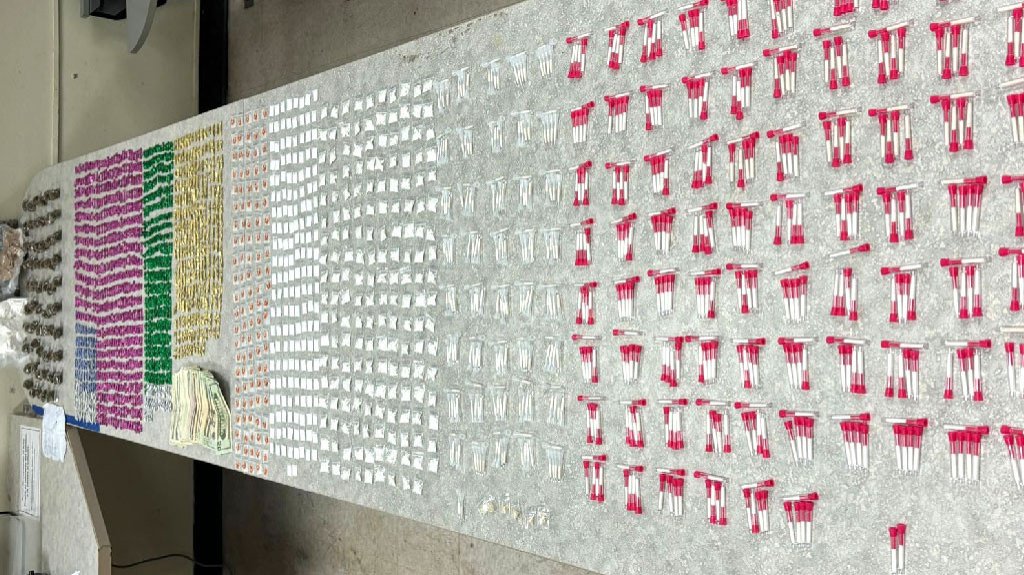  Operativo en Manat&iacute; deja m&uacute;ltiples arrestos y confiscaci&oacute;n de drogas 