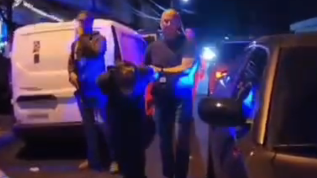  Video: Arrestos y armas durante operativo de Municipales y Estatales en negocios de San Juan 