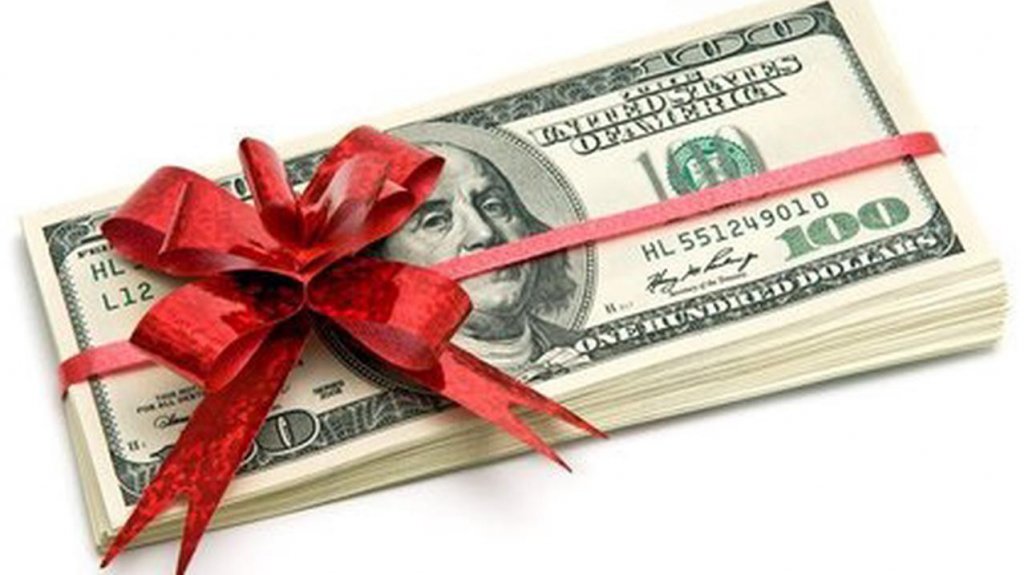  Adjuntas entrega bono navide&ntilde;o de 1,000 d&oacute;lares a empleados municipales y Carolina de 600 d&oacute;lares 