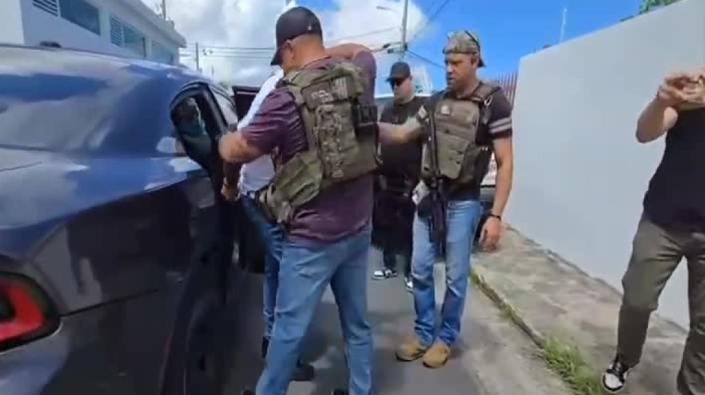  Video: Federales asumen custodia de arrestados con armas y drogas en Toa Baja 
