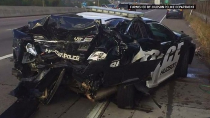 Video: PolicÃ­a logra escapar ileso de violento accidente
