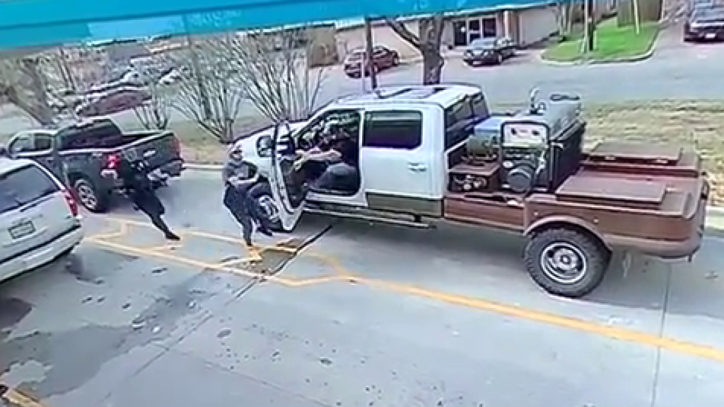  Video: Hombre que huye de la polic&iacute;a es detenido por la puerta del auto en un servi-carro de un restaurante de comidas r&aacute;pidas 