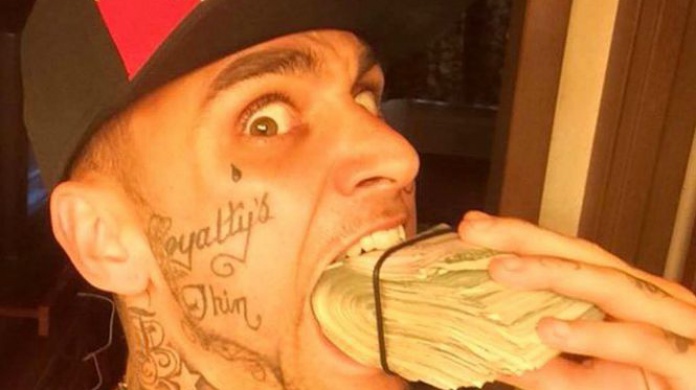 Roban un banco, se toman selfies con el dinero y los arrestan