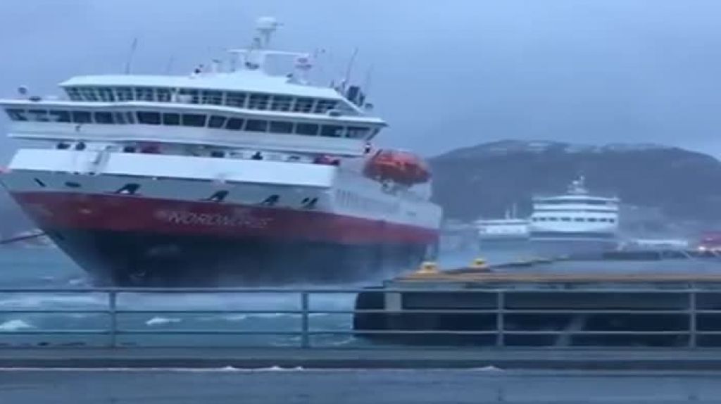  En video momento en que un crucero enfrenta tormenta en las costas de Noruega 
