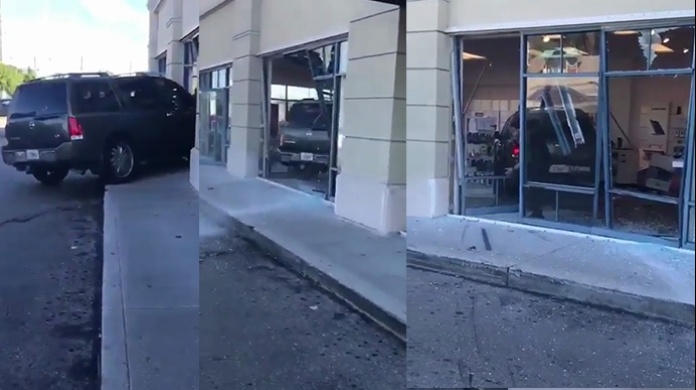 Video: Cliente molesta con empleados de T-Mobile en Florida estrella su guagua contra la tienda 