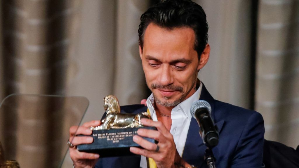  Marc Anthony primer latino en ser reconocido por antiguo club de Harvard 