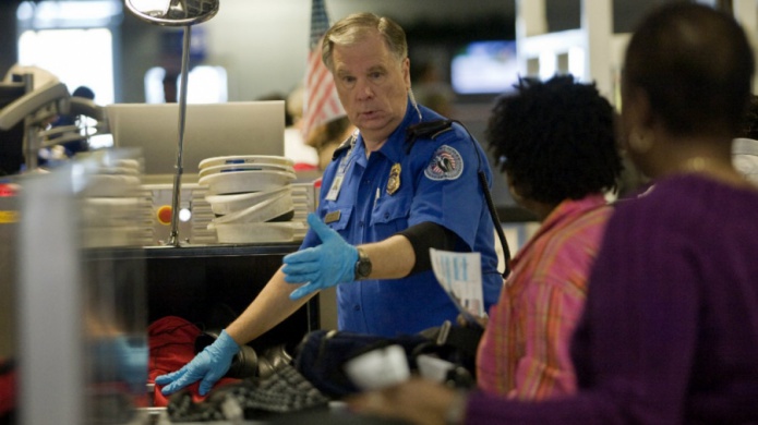 EE.UU. aumenta controles en aeropuertos para detectar Ã©bola