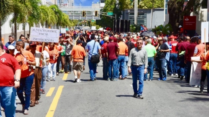 Trabajadores toman la Milla de Oro para protestar contra la junta de control fiscal
