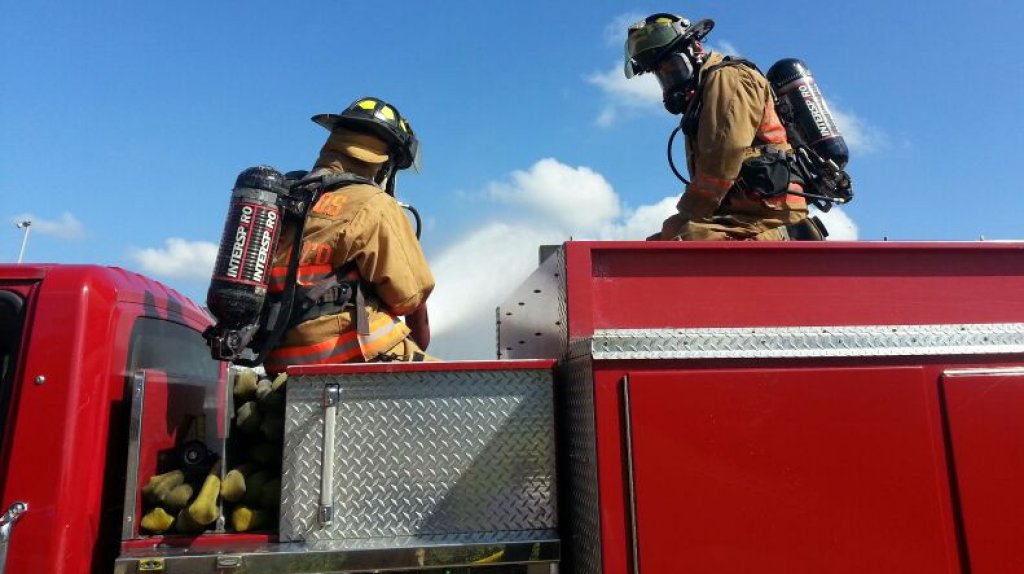  Fuego consume completamente una farmacia en Fajardo 