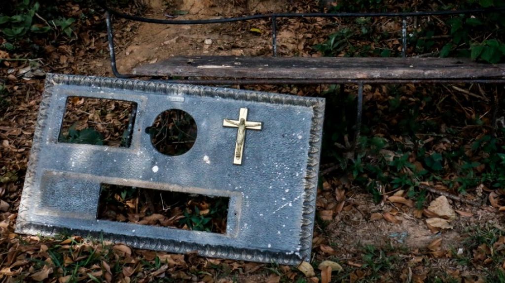  Roban l&aacute;pidas de cementerio en Bayam&oacute;n 