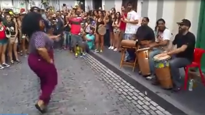 Video: Mujer Saca la Cara por la tradiciÃ³n en las Fiestas de la Calle San SebastiÃ¡n 

