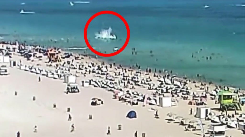 VIDEO: Un helic&oacute;ptero se estrella en el agua cerca de una playa con ba&ntilde;istas en Miami Beach 