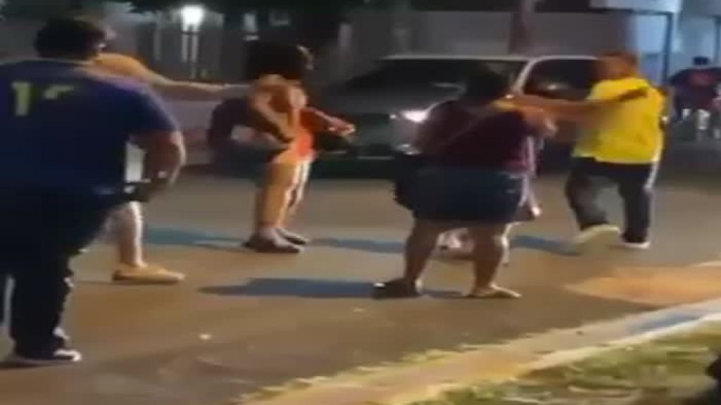  En otro video, turistas agreden ciudadano en San Juan 