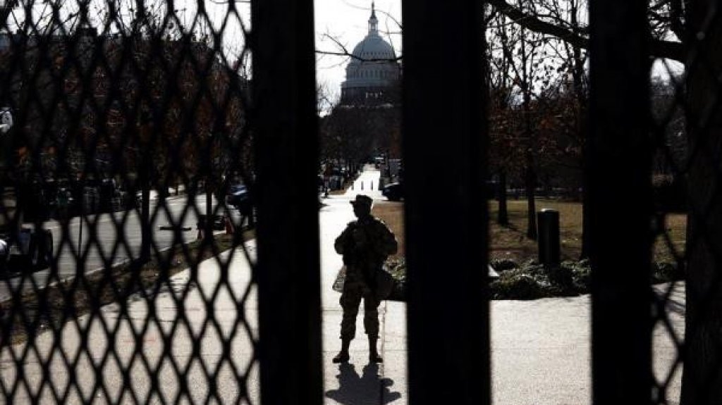  Arrestan a un hombre que intent&oacute; entrar en centro de Washington con 500 balas 