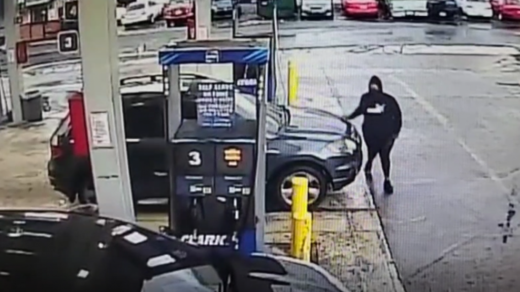  VIDEO: CONTIN&Uacute;A LA BUSQUEDA DE PERSONA SOSPECHOSA DE UN ROBO EN UNA GASOLINERA 
