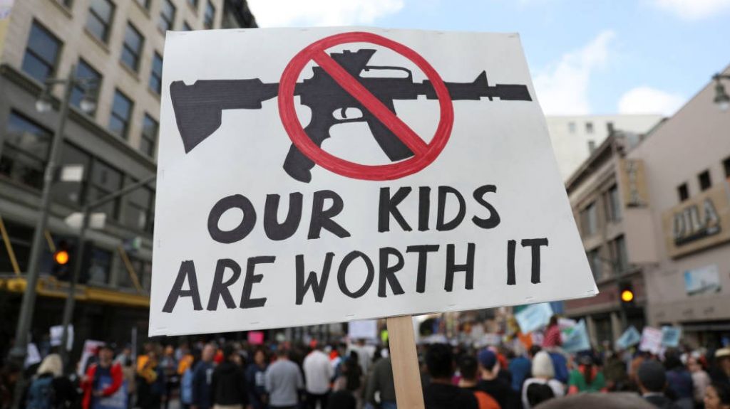  Video: Estudiantes marchan en California a favor del control de armas 