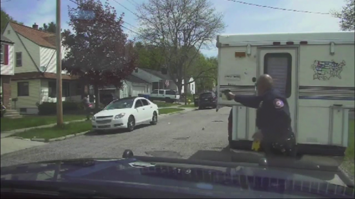 VÃ­deos de policÃ­a muestran un tiroteo que matÃ³ a un sospechoso en Michigan