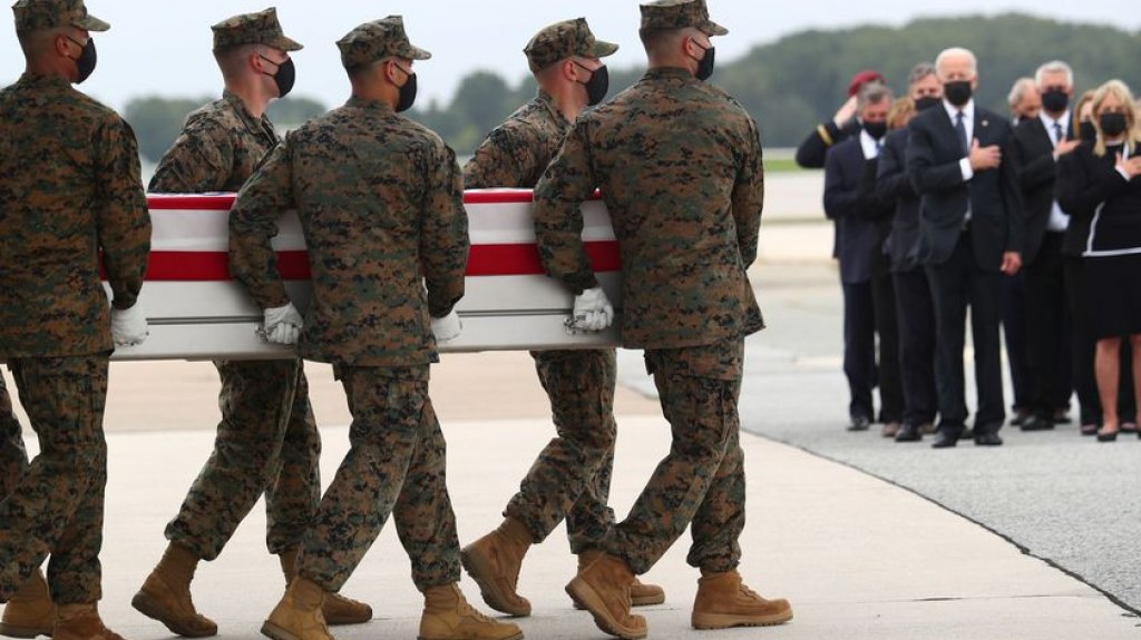  Biden acude a recibir los f&eacute;retros de los 13 soldados muertos en Kabul 